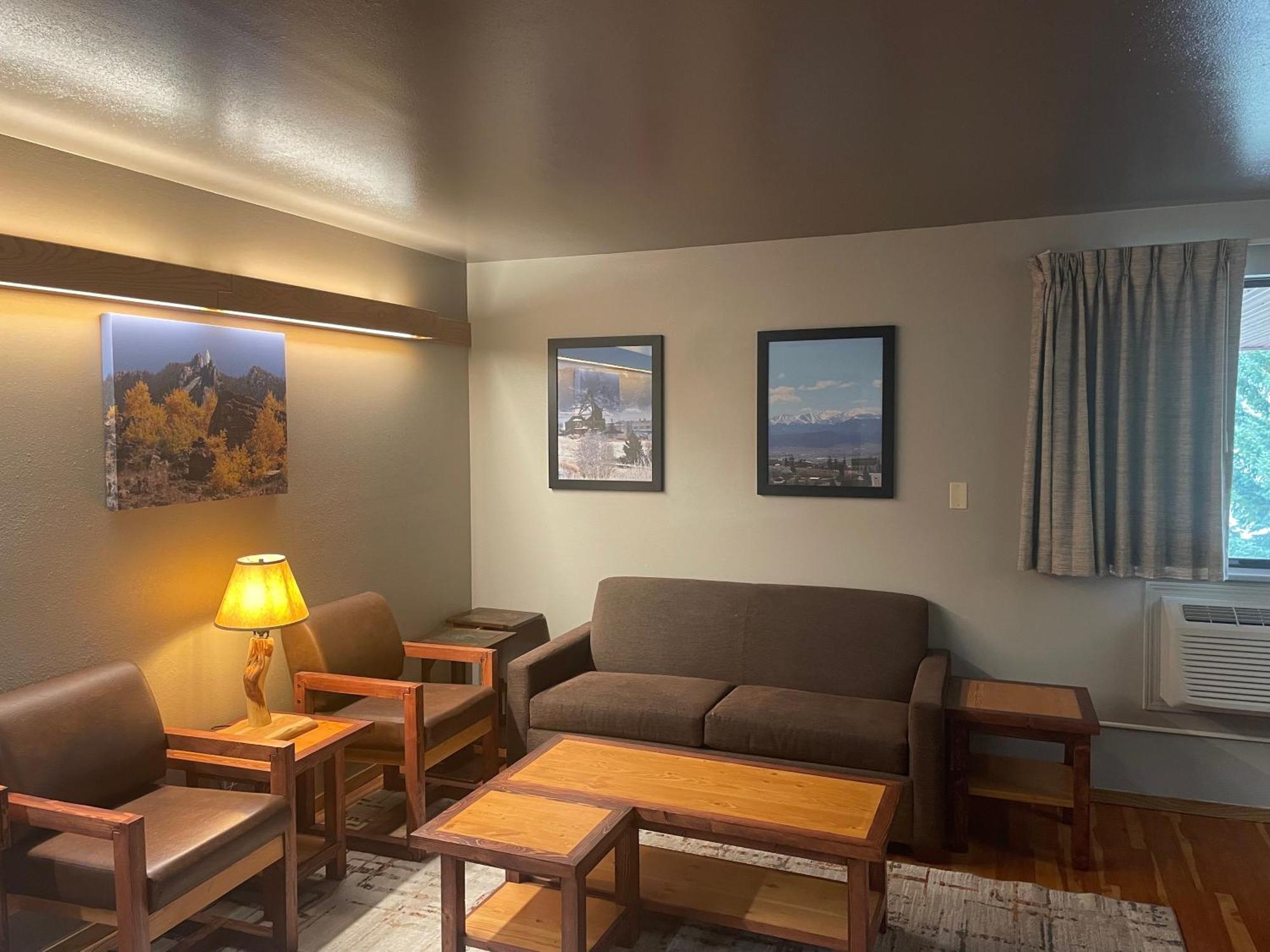 Rocker Inn Butte Room photo
